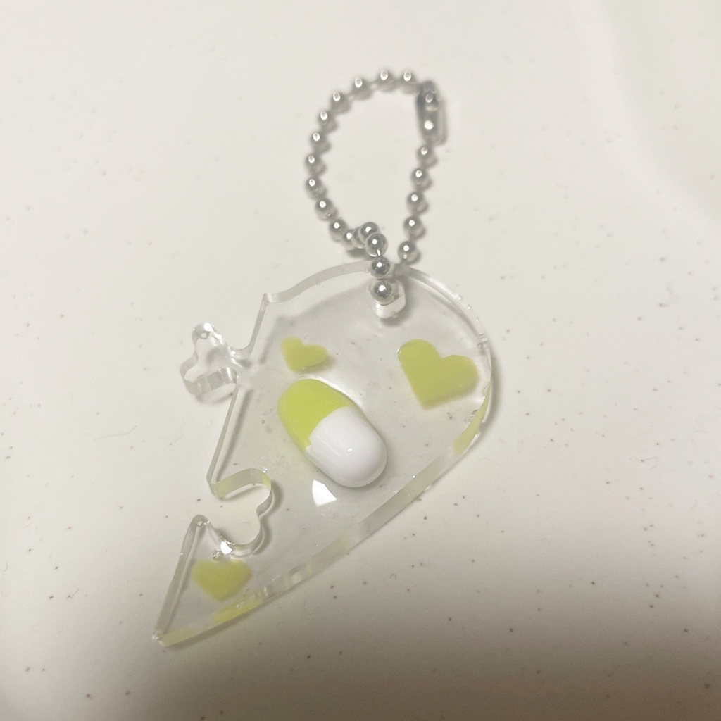キーホルダー　片割れハート　イエロー　右