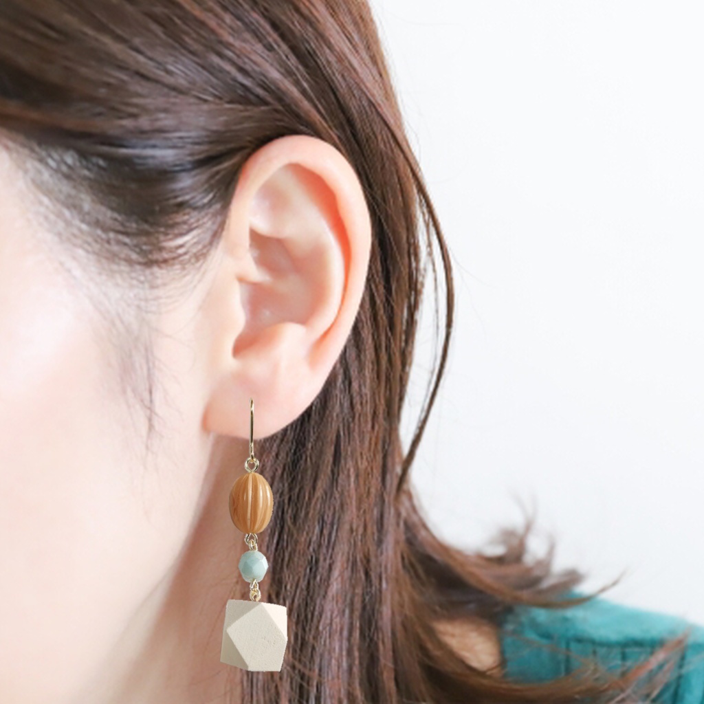 ウッドビーズのピアス