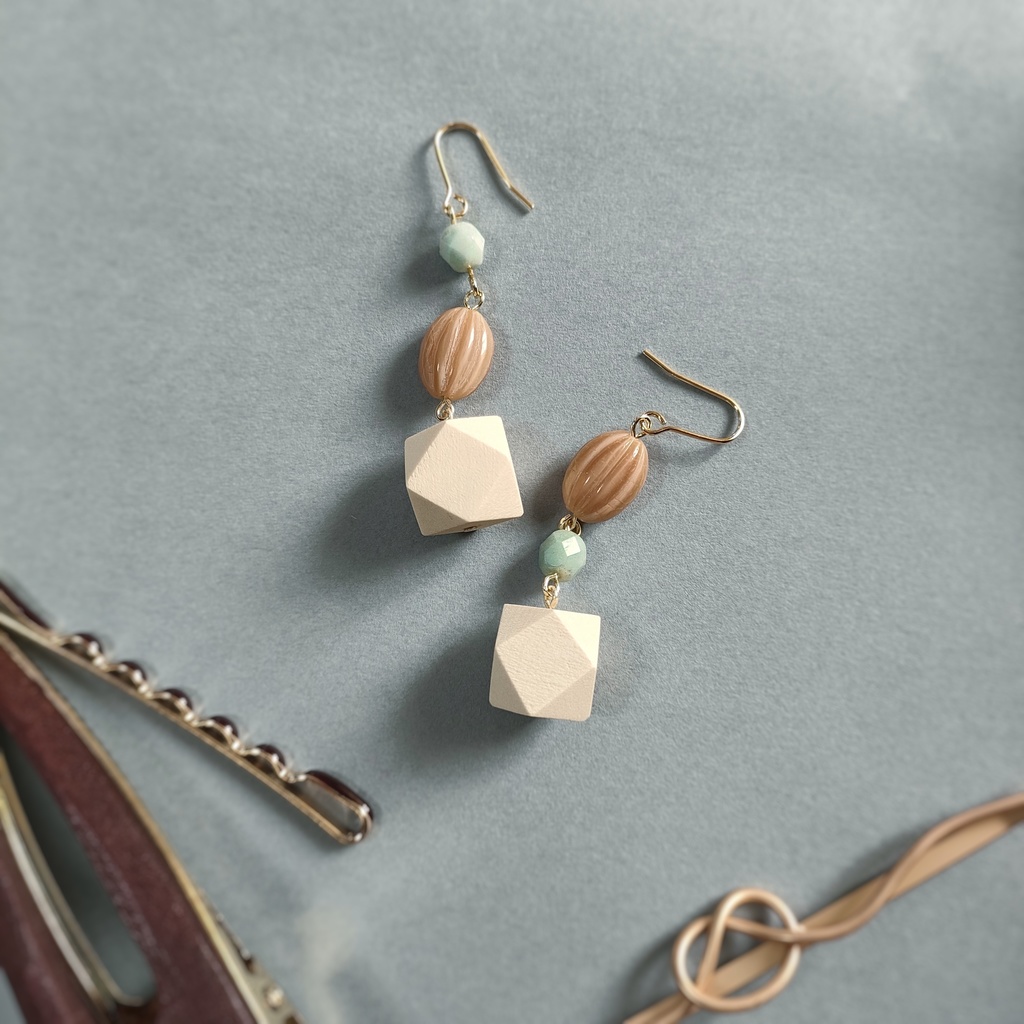 ウッドビーズのピアス