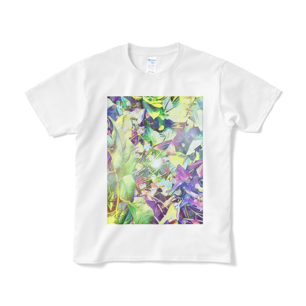 a-538 草葉の陰から出光 Light comes from the shade of the bush Tシャツ