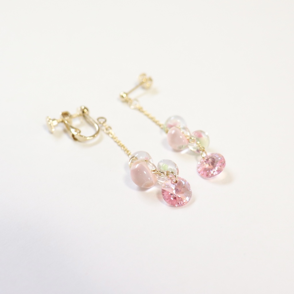 ピンク色のピアス