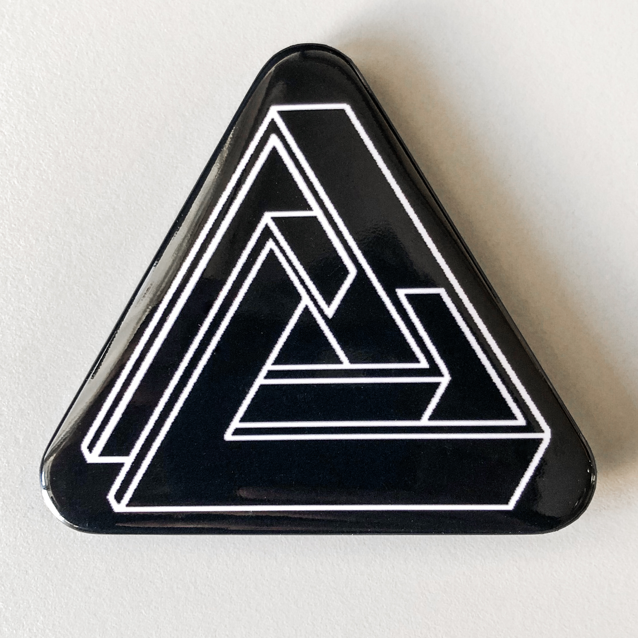 ATOLS 三角缶バッジ 