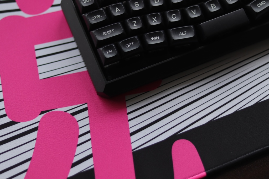 【終売】脱兎デスクマット / Rabbit run away