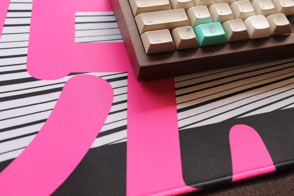 【終売】脱兎デスクマット / Rabbit run away