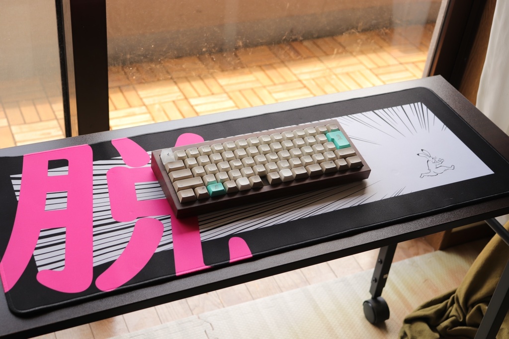 【終売】脱兎デスクマット / Rabbit run away