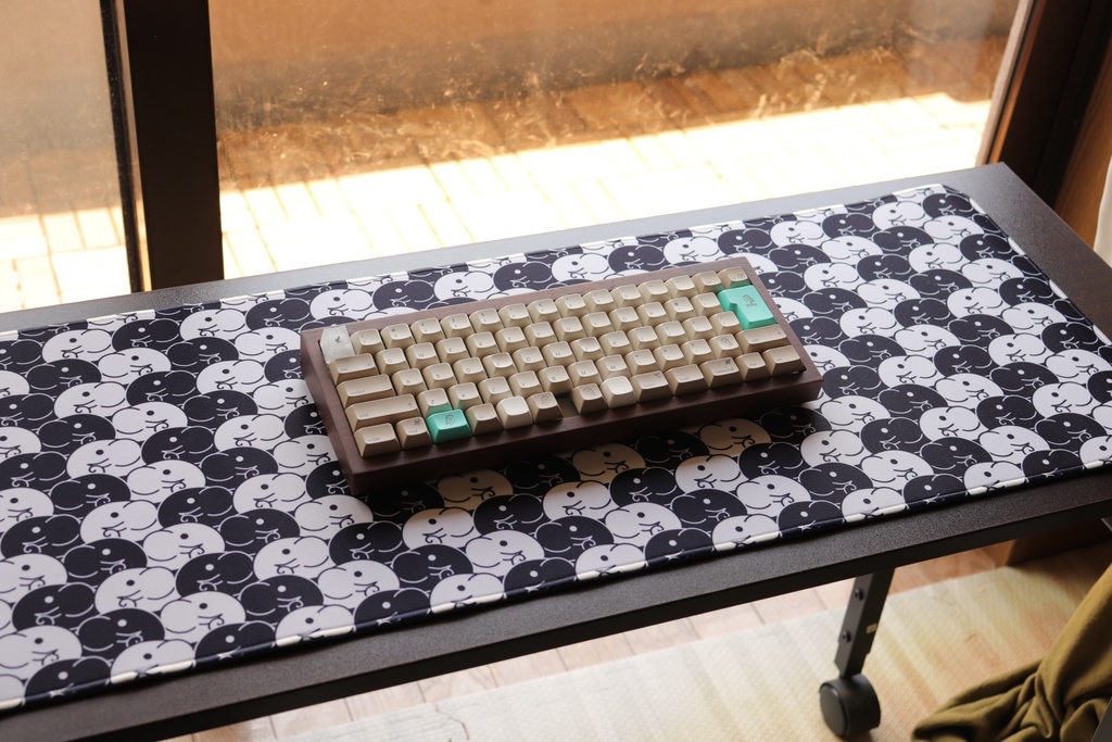 【終売 / 予約販売】有象無象(右往左往)デスクマット / Riot elephant