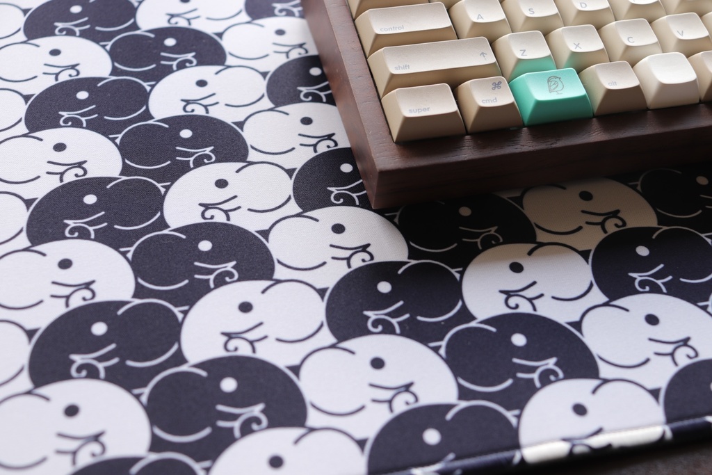 【終売 / 予約販売】有象無象(右往左往)デスクマット / Riot elephant