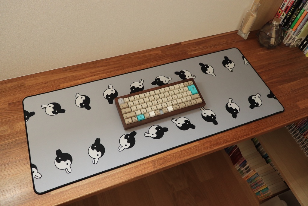 陰陽うさぎデスクマット / yin-yang rabbit
