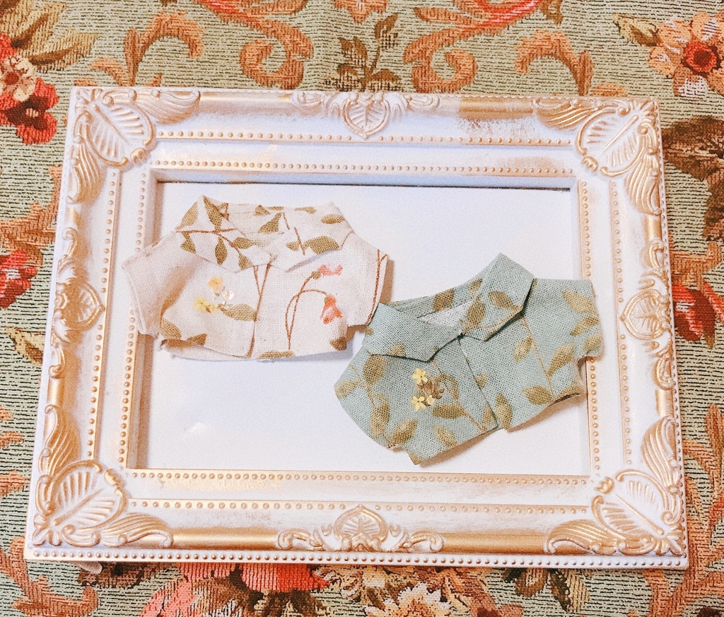 小さなお花柄が可愛い襟シャツ