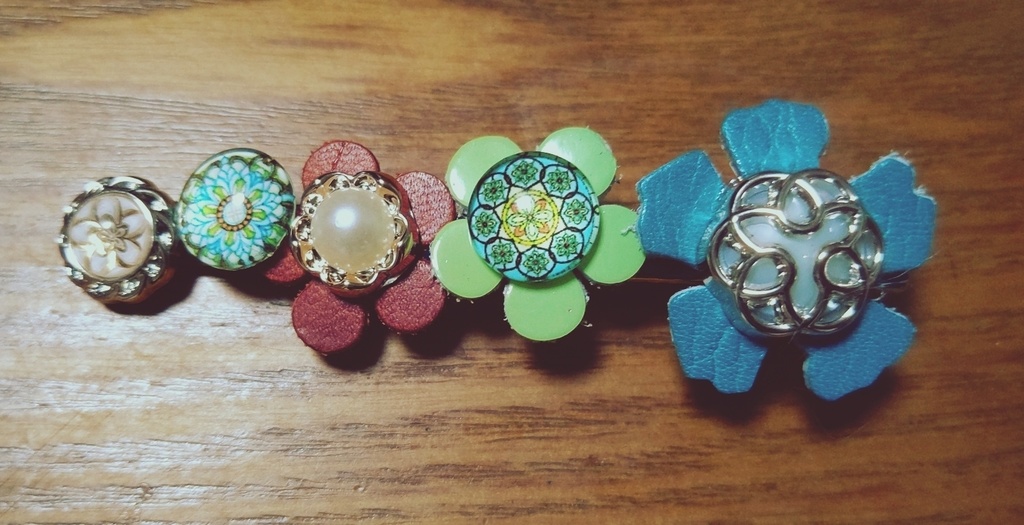 ボタンヘアクリップ