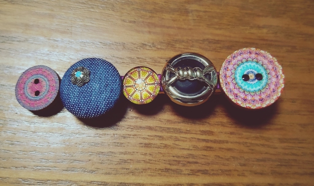 ボタンヘアクリップ