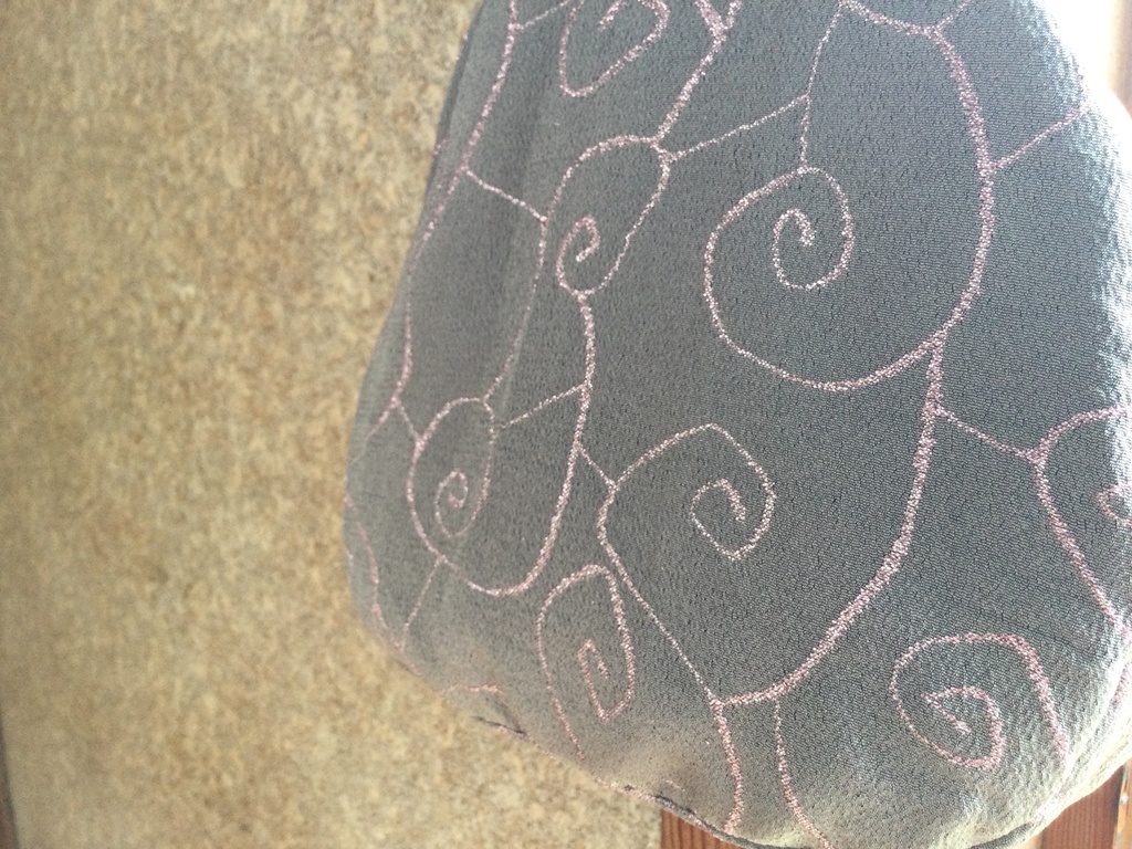 丸いシルエットが可愛い♡着物の反物をリメイクした“しずく型”バッグ