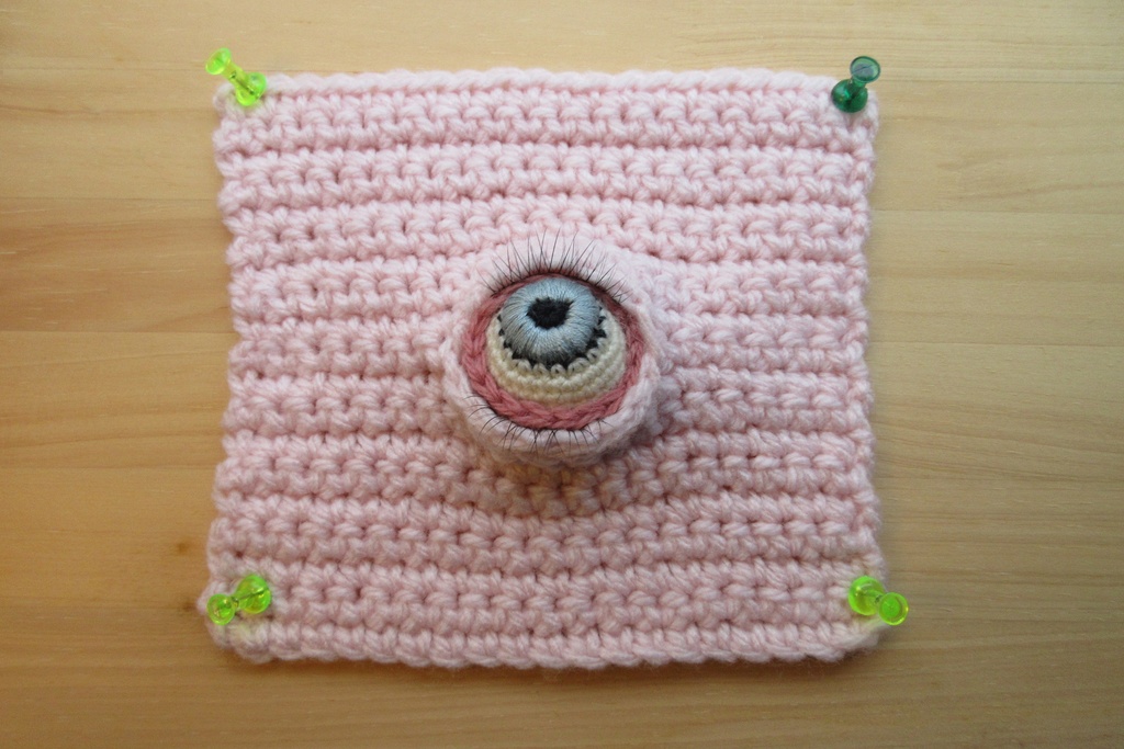 壁に貼る目ん玉　ピンク