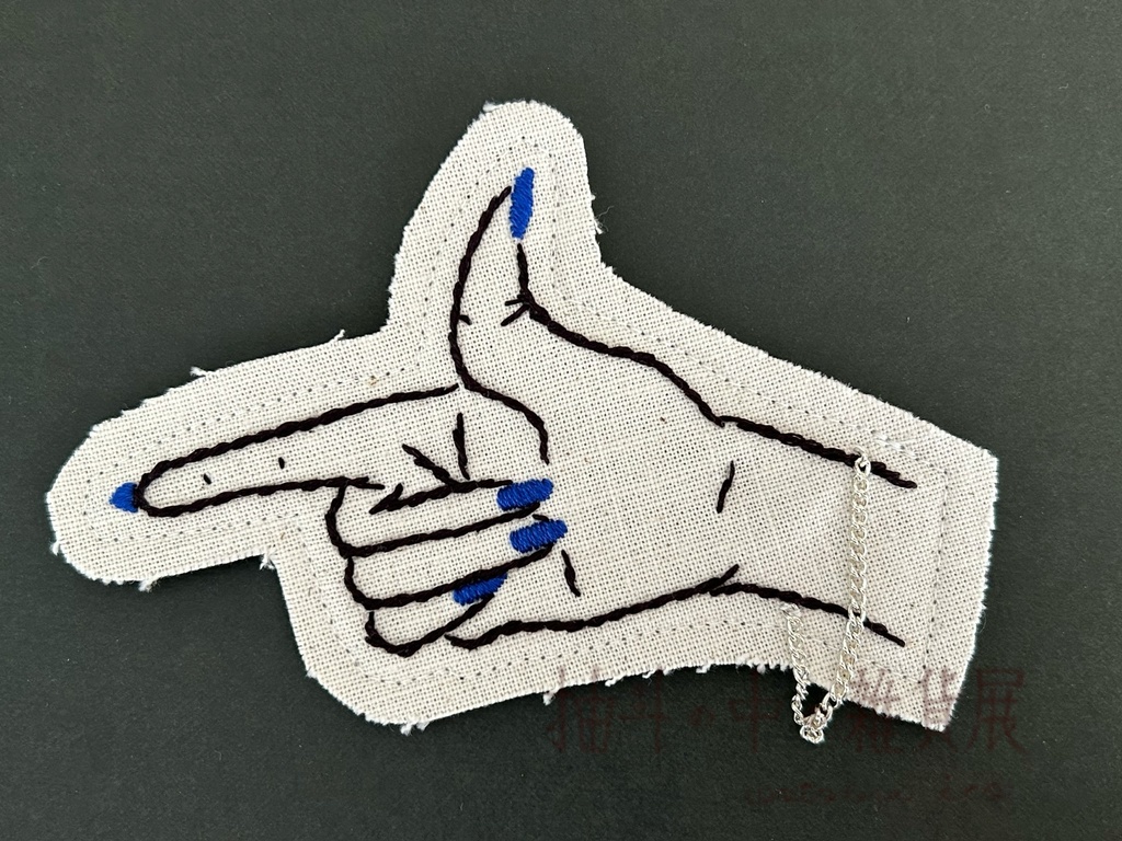 “HAND“ ブローチ