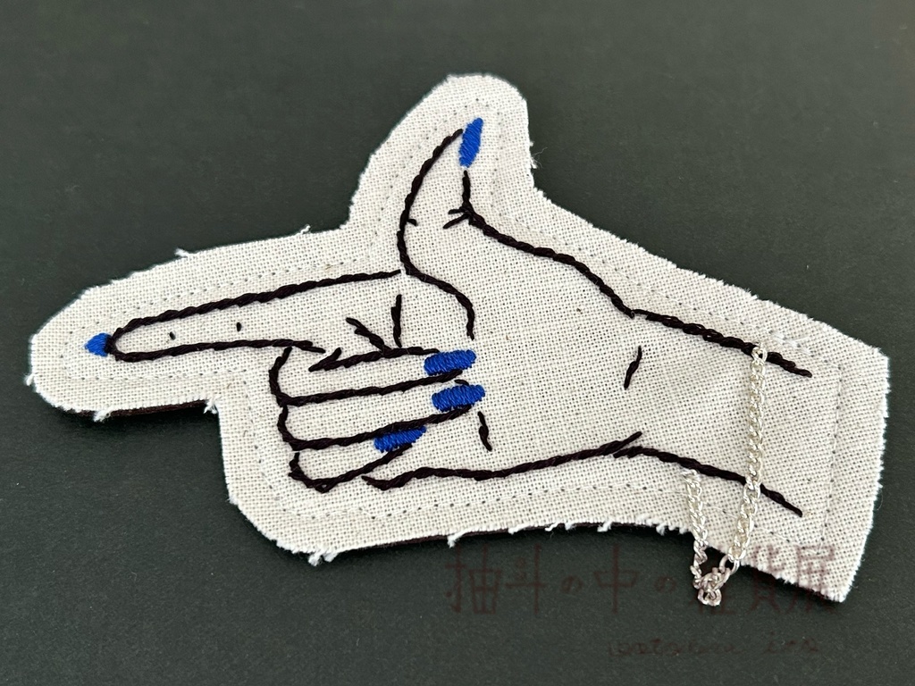 “HAND“ ブローチ