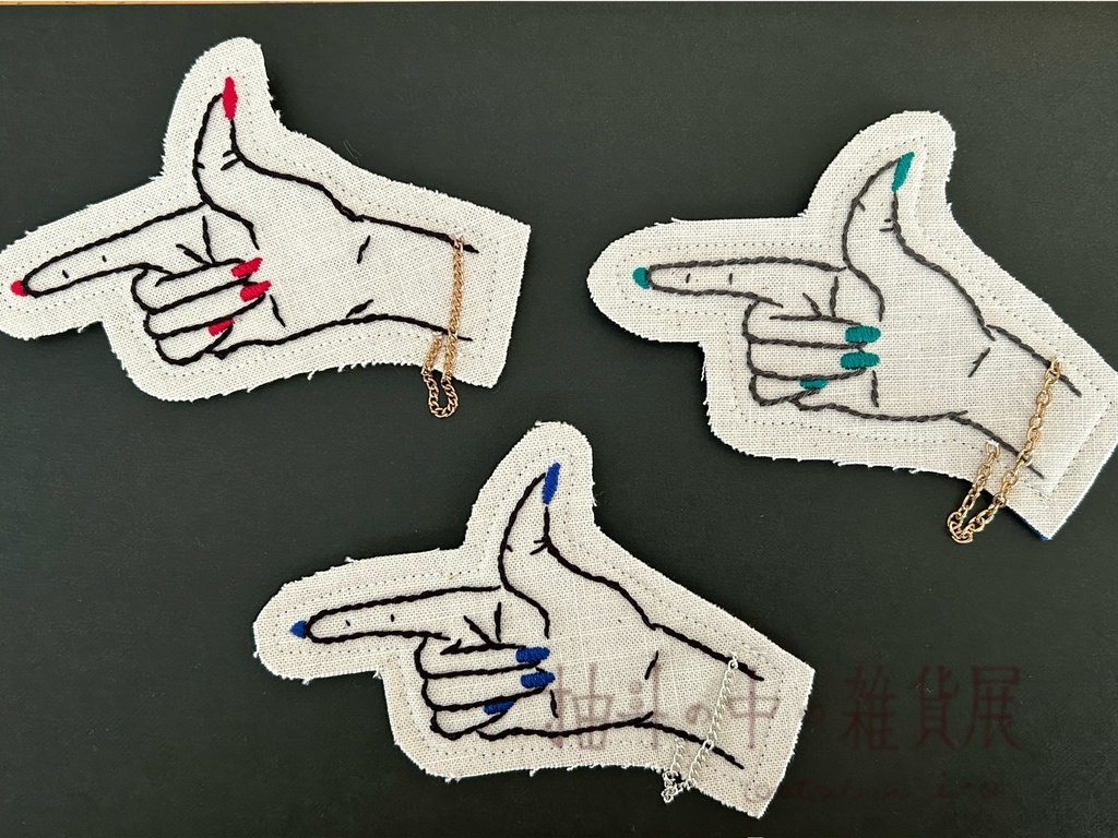 “HAND“ ブローチ