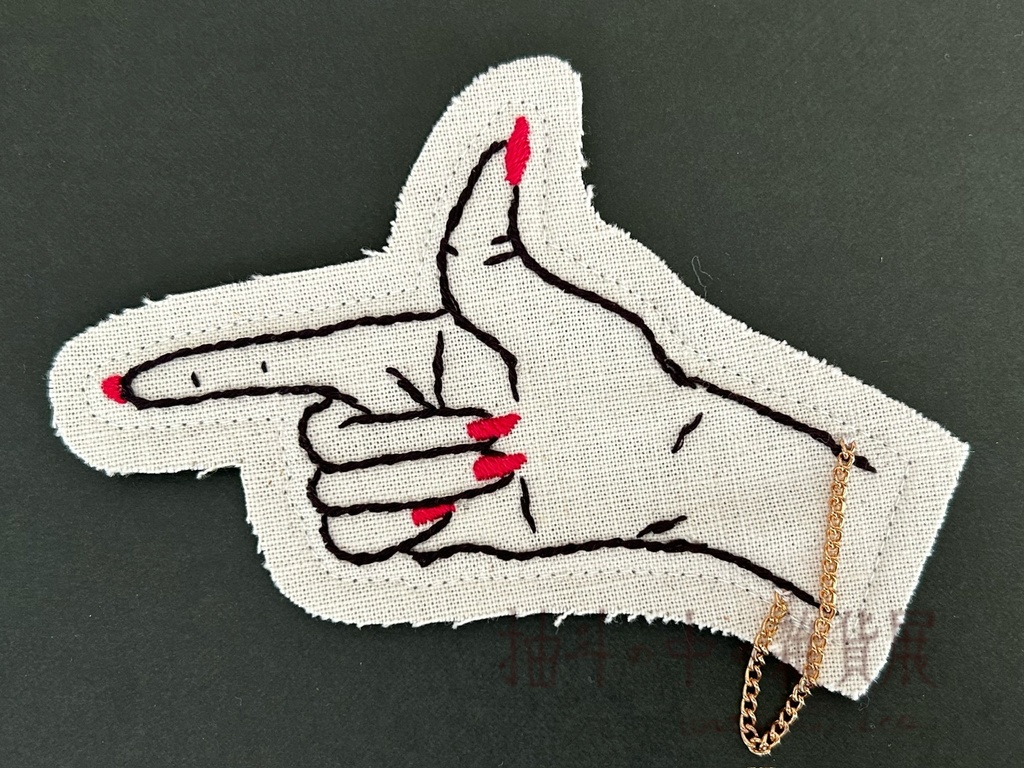 “HAND“ ブローチ