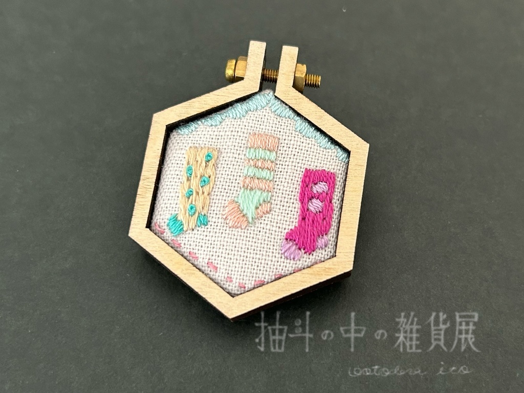 靴下のウッドフレームブローチ
