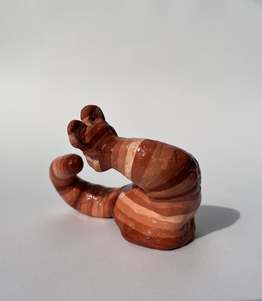 しっぽを何か他の生き物と思ってる猫