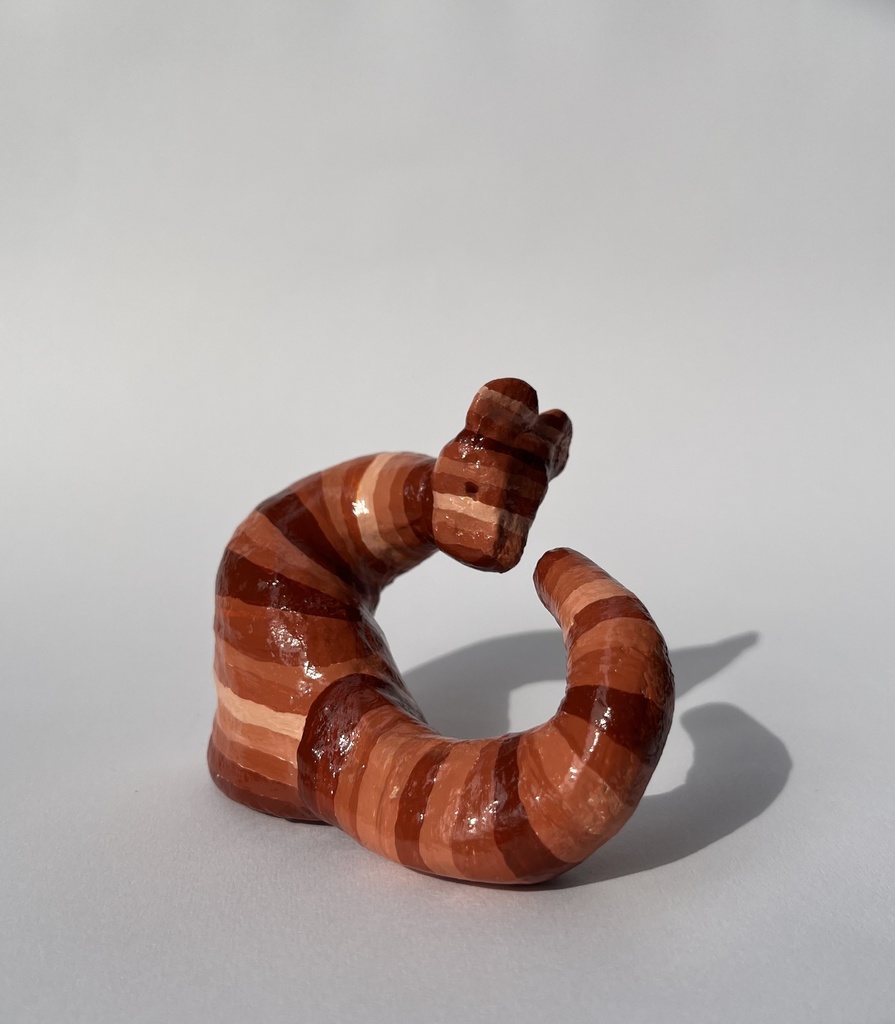 しっぽを何か他の生き物と思ってる猫