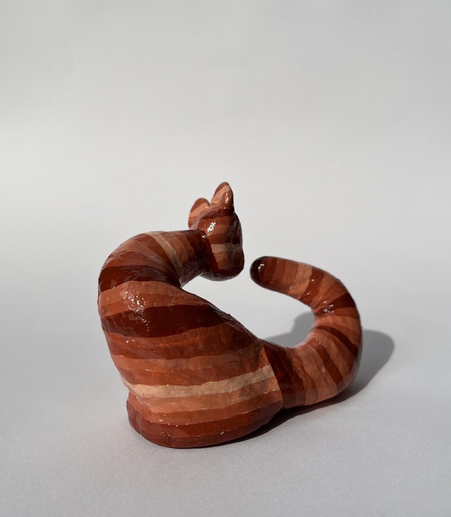 しっぽを何か他の生き物と思ってる猫