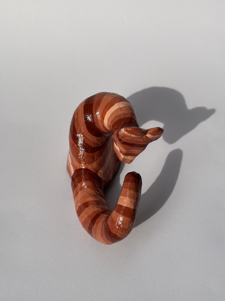 しっぽを何か他の生き物と思ってる猫