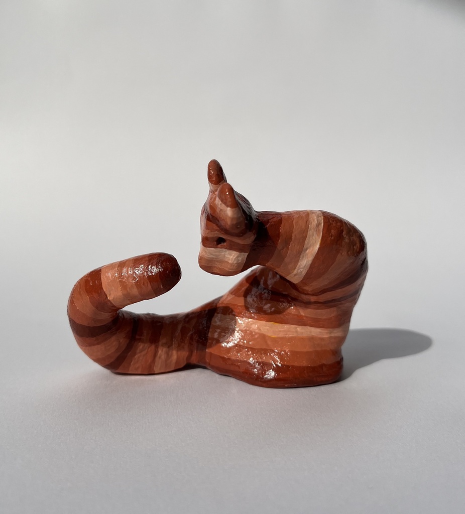 しっぽを何か他の生き物と思ってる猫