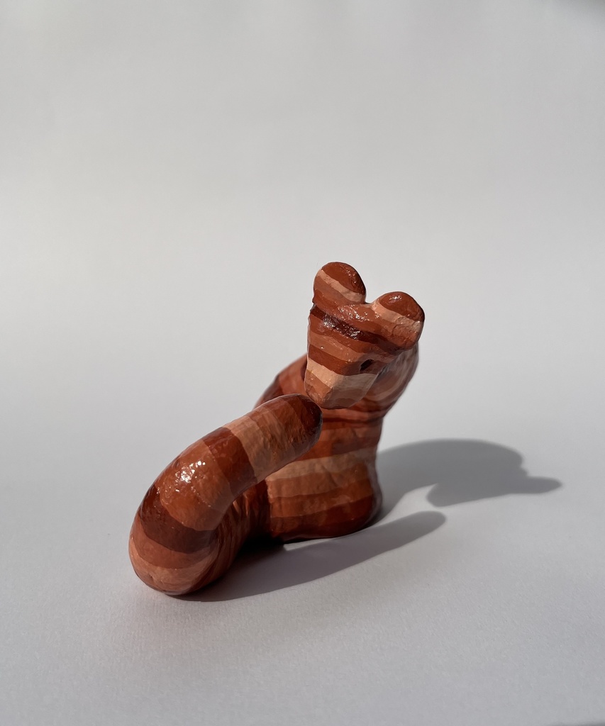 しっぽを何か他の生き物と思ってる猫