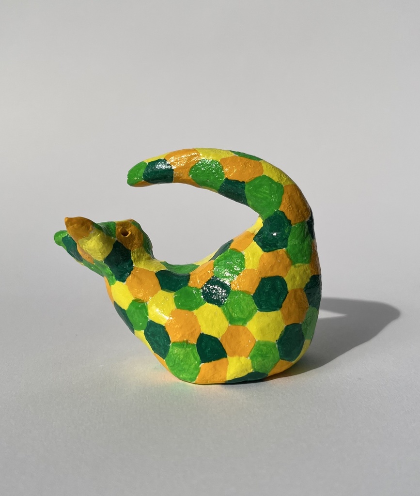 しっぽを見る六角模様の猫