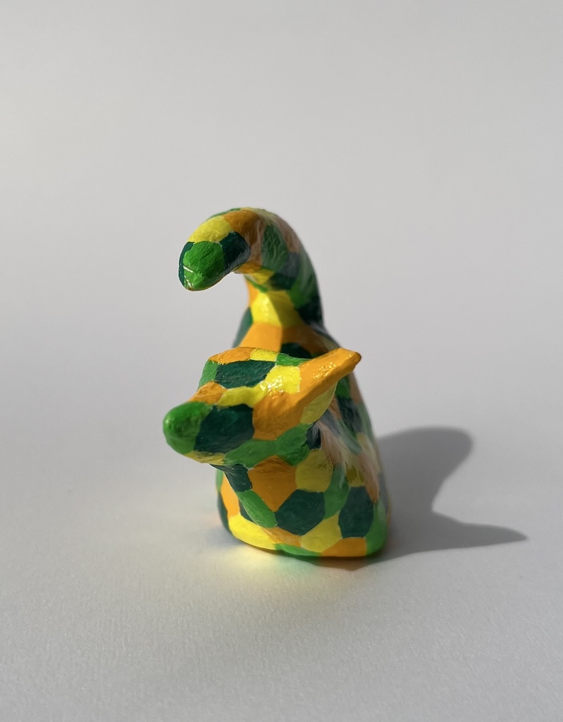 しっぽを見る六角模様の猫