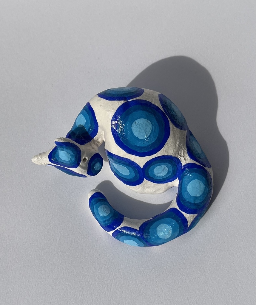 しっぽを見る青猫