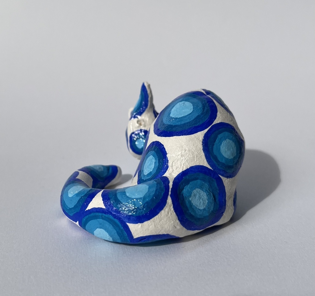 しっぽを見る青猫