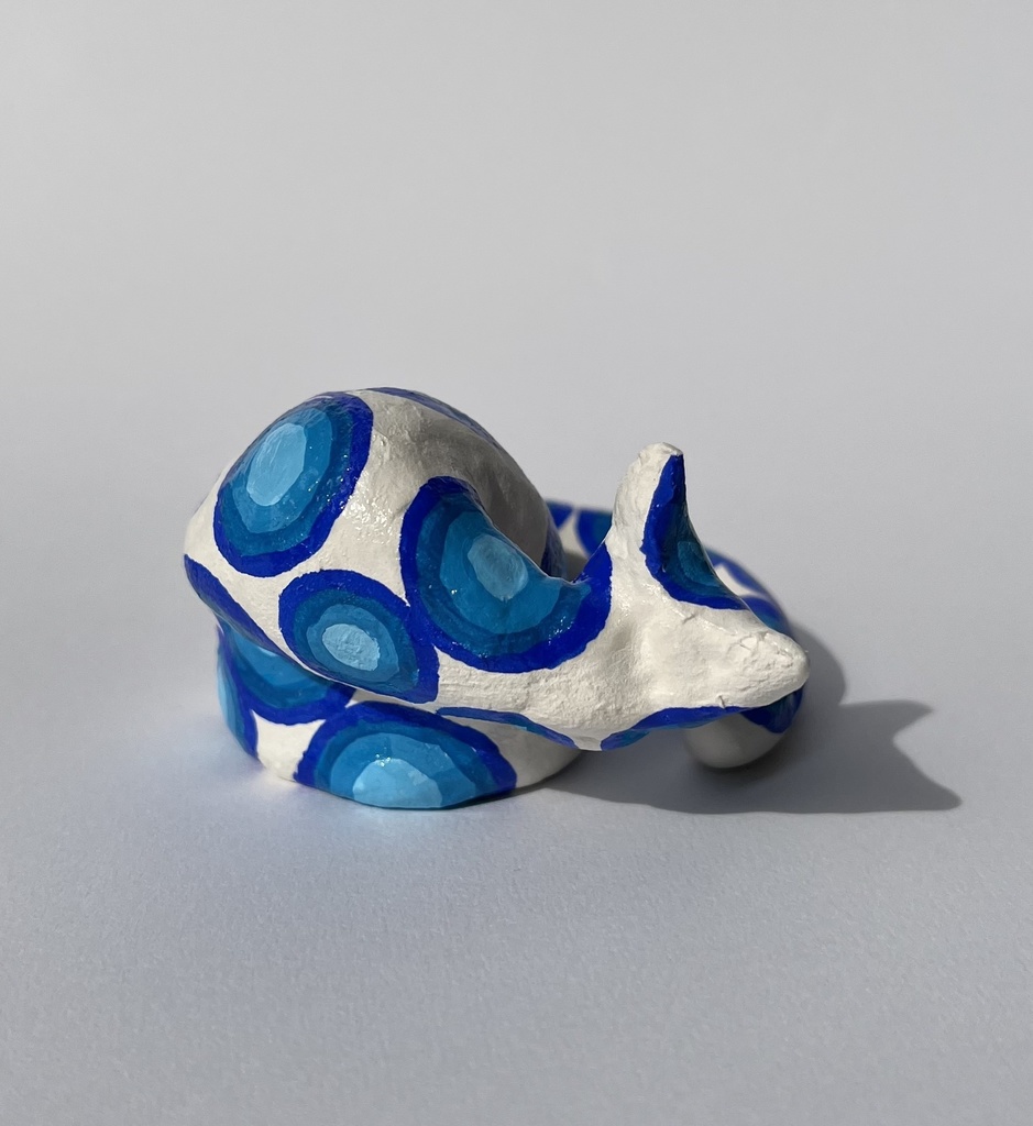 しっぽを見る青猫