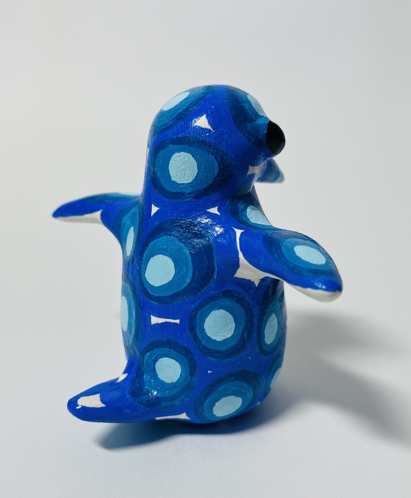 空を飛ぼうとしてるペンギン