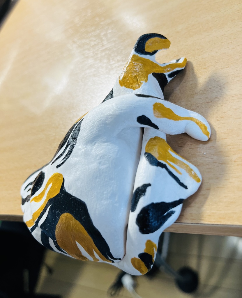 夏の暑さに溶けた三毛猫