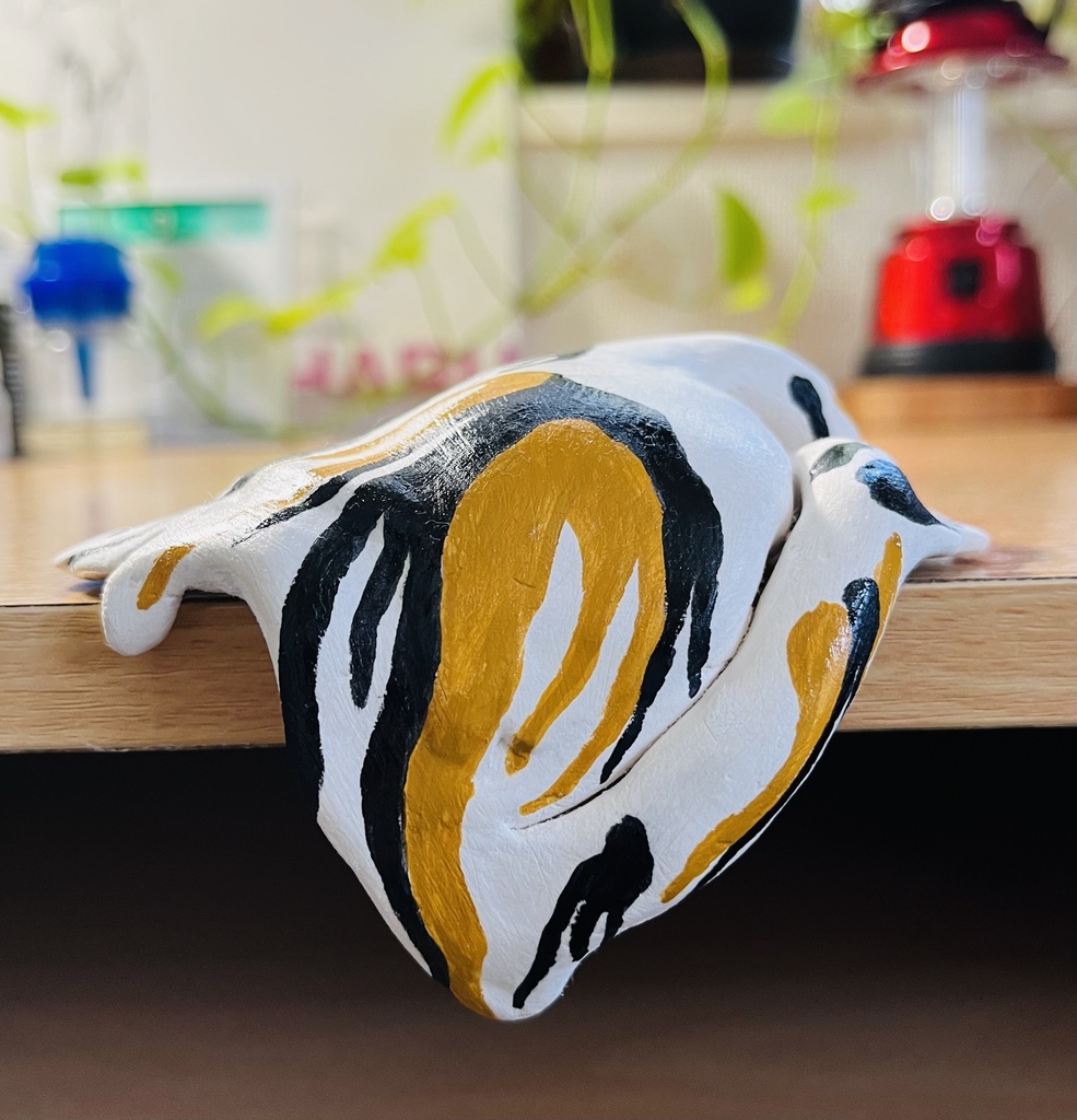 夏の暑さに溶けた三毛猫