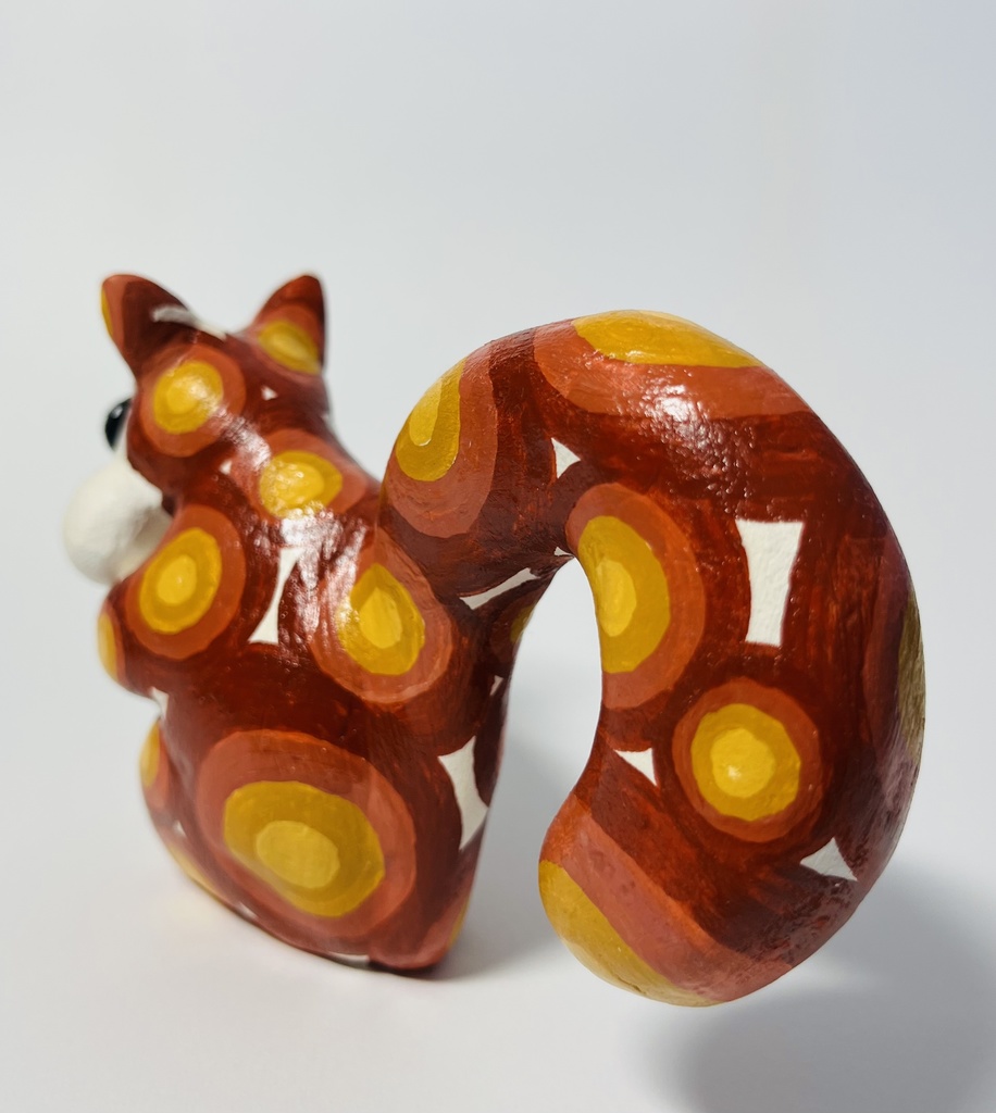 アーモンドを頬張るリス