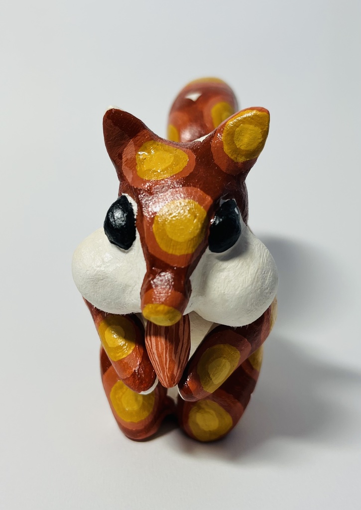 アーモンドを頬張るリス