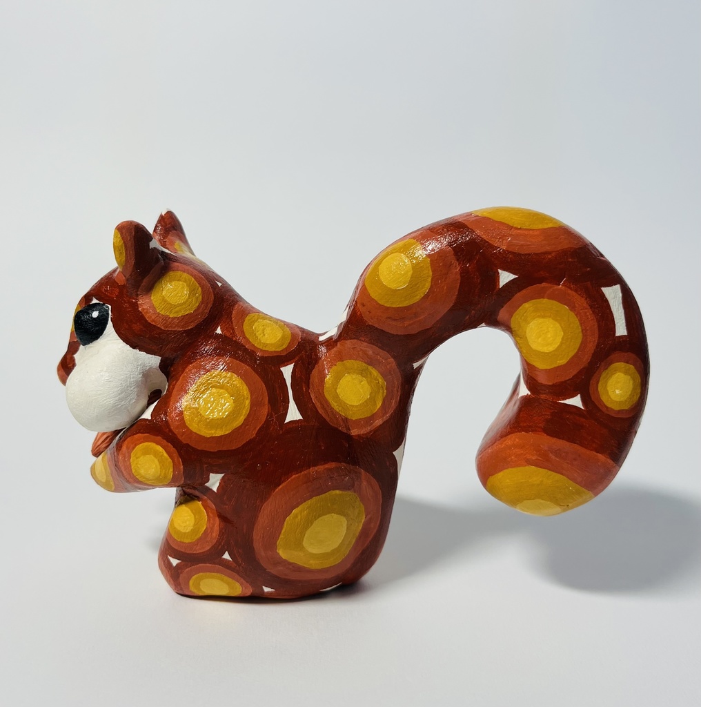 アーモンドを頬張るリス