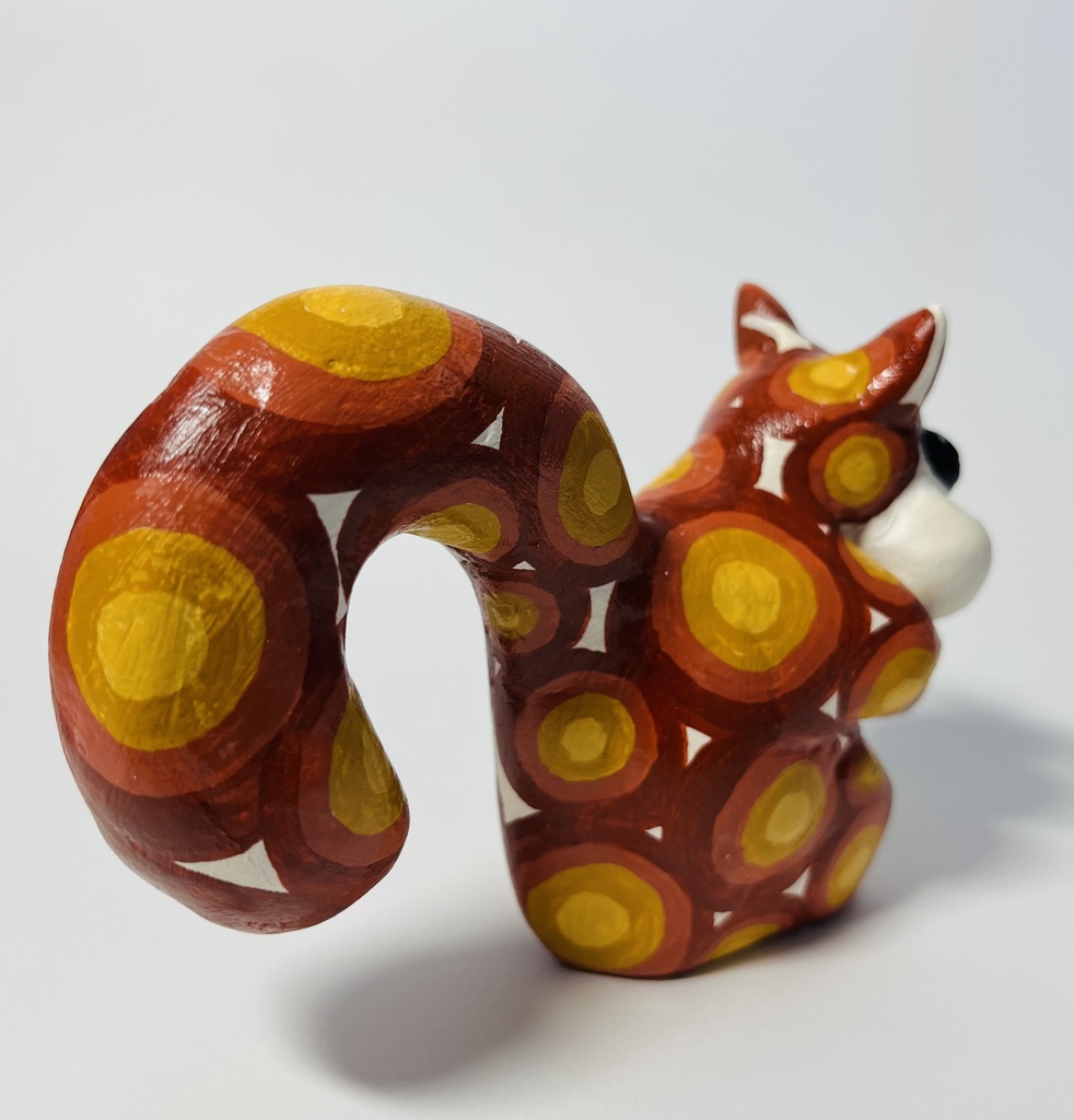 アーモンドを頬張るリス