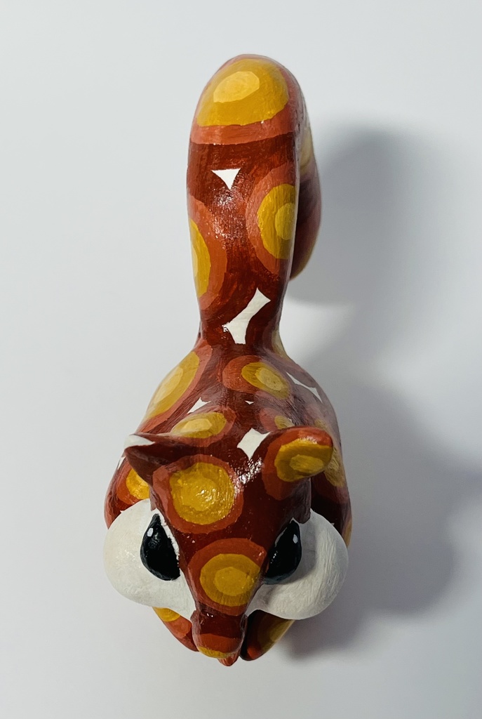 アーモンドを頬張るリス