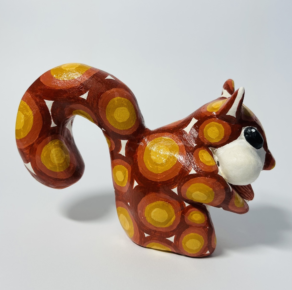 アーモンドを頬張るリス