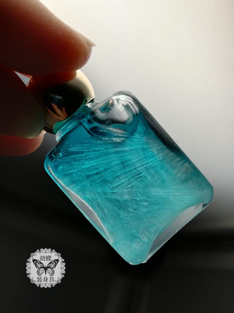 「六花の夢 アクアマリン色」アンタークチサイトもどきネックレス