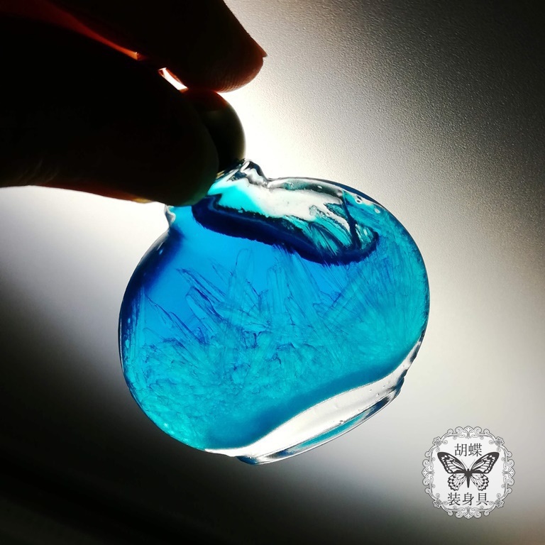 「月凍る サファイア色」アンタークチサイトもどきネックレス