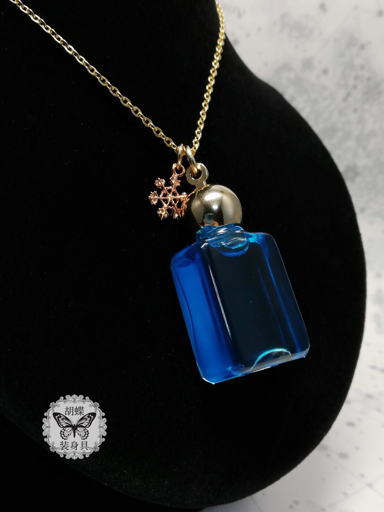 「六花の夢 サファイア色」アンタークチサイトもどきネックレス