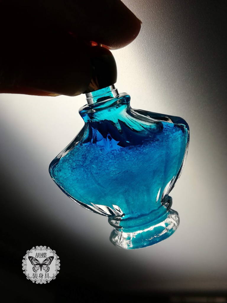 「Fleur d'hiver~冬の花~ サファイア色」アンタークチサイトもどきネックレス