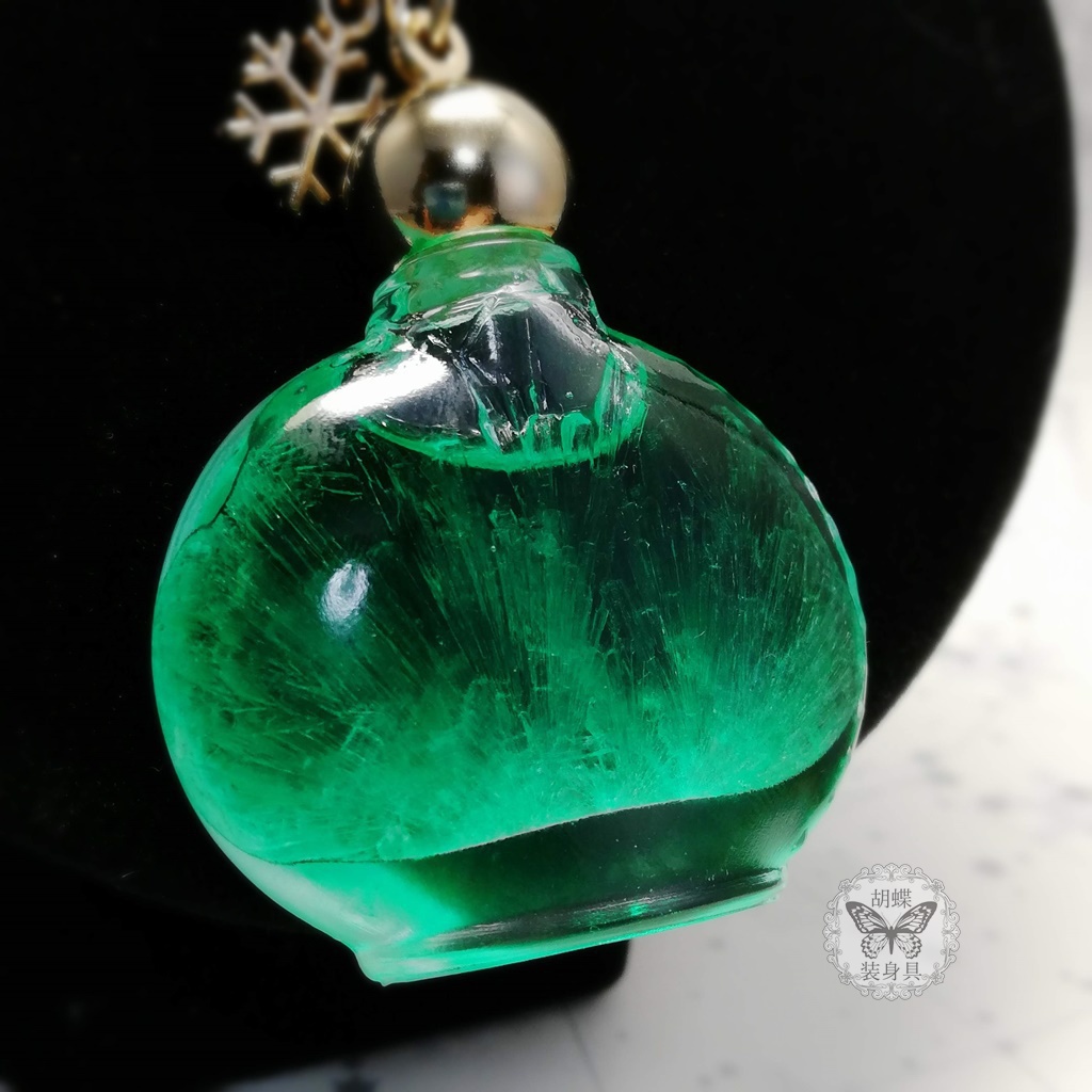 「月凍る エメラルド色」アンタークチサイトもどきネックレス