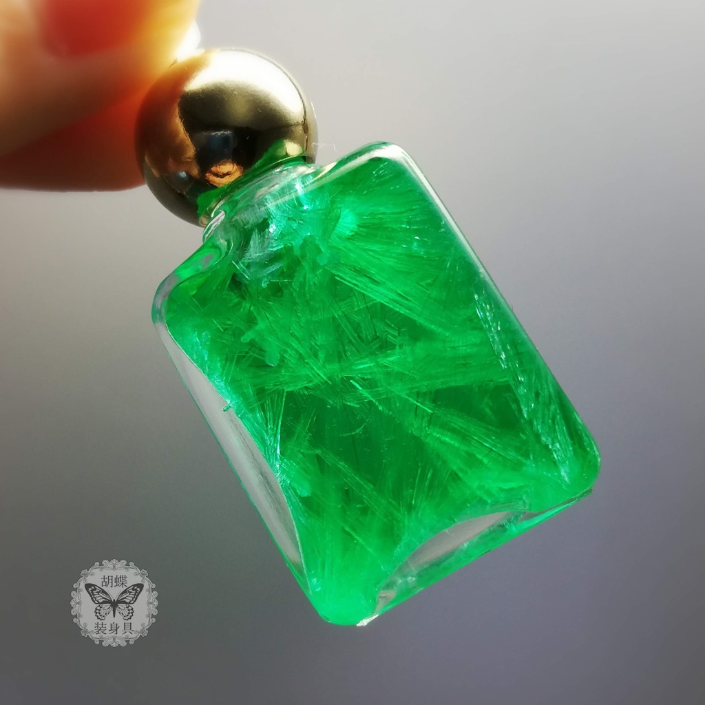 「六花の夢 エメラルド色」アンタークチサイトもどきネックレス