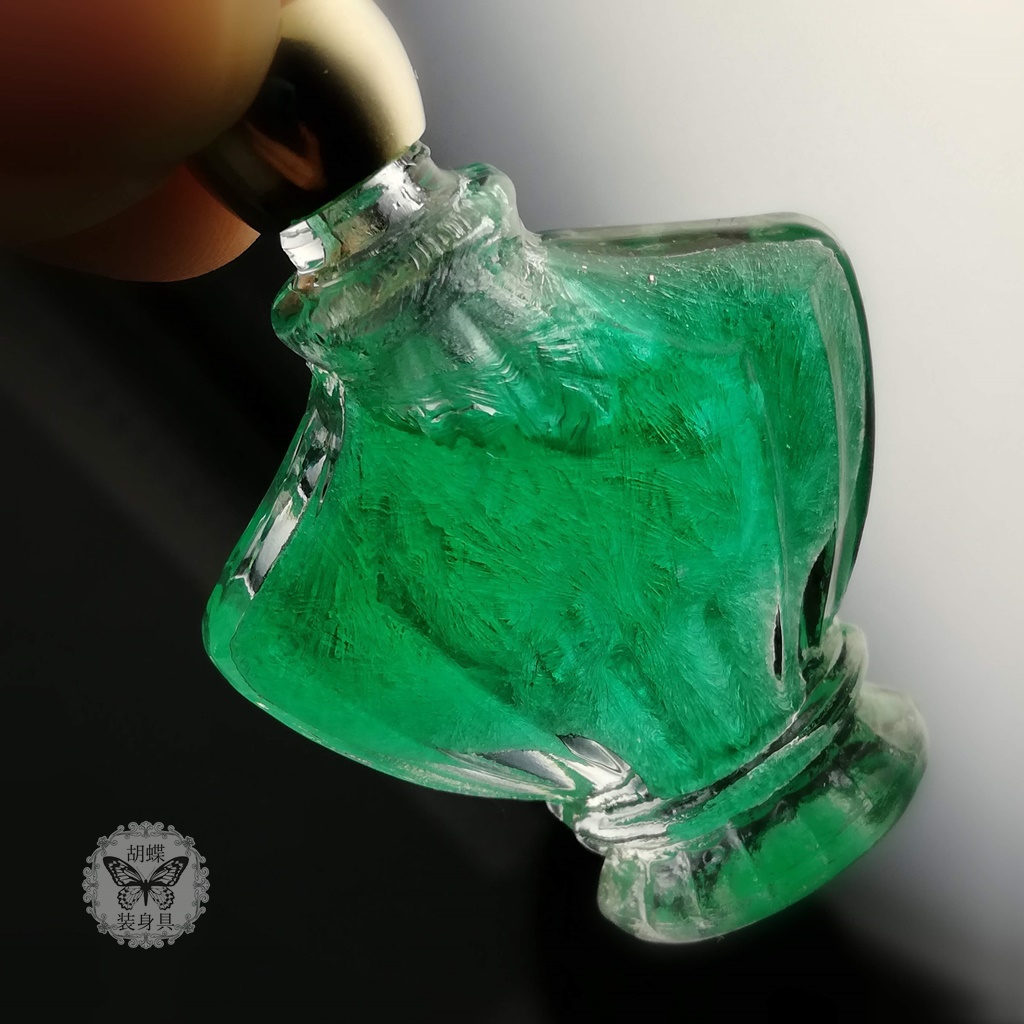 「Fleur d'hiver~冬の花~ エメラルド色」アンタークチサイトもどきネックレス