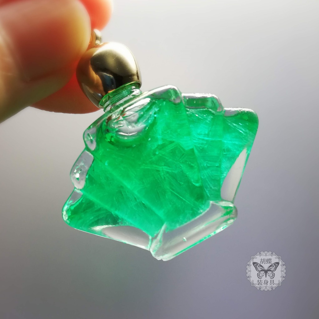 「流氷の囁き エメラルド色」アンタークチサイトもどきのネックレス